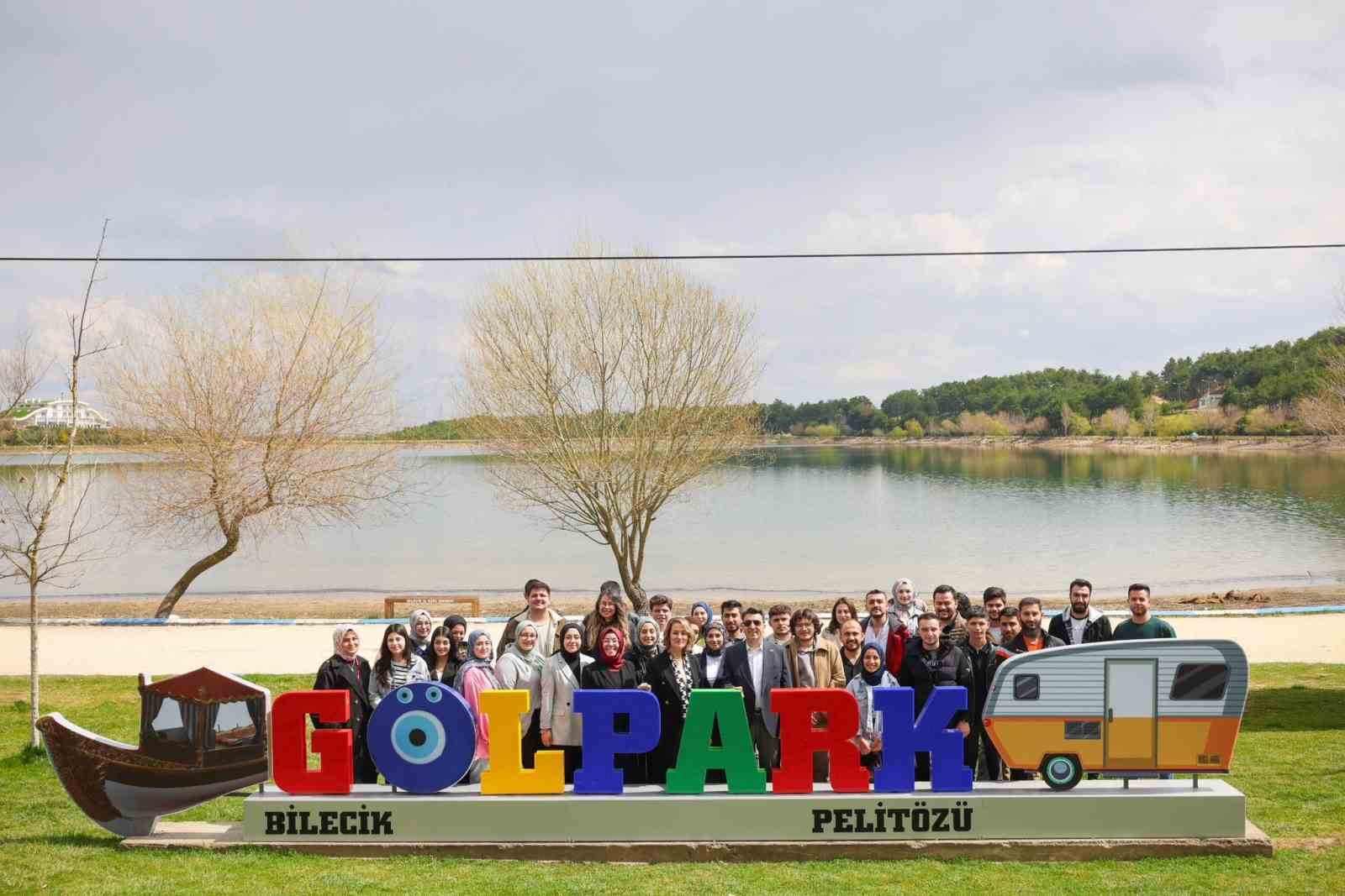 Üniversiteli öğrencilerle anlamlı bayram buluşması