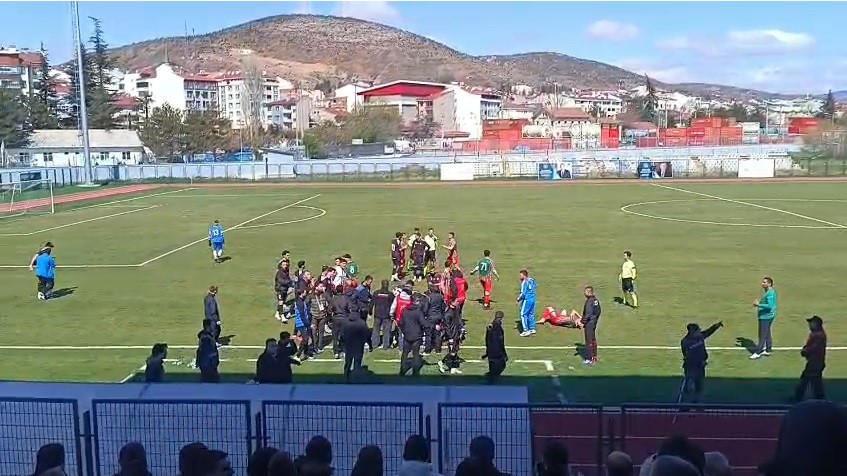Bilecik’te amatör maçta ortalık karıştı!
