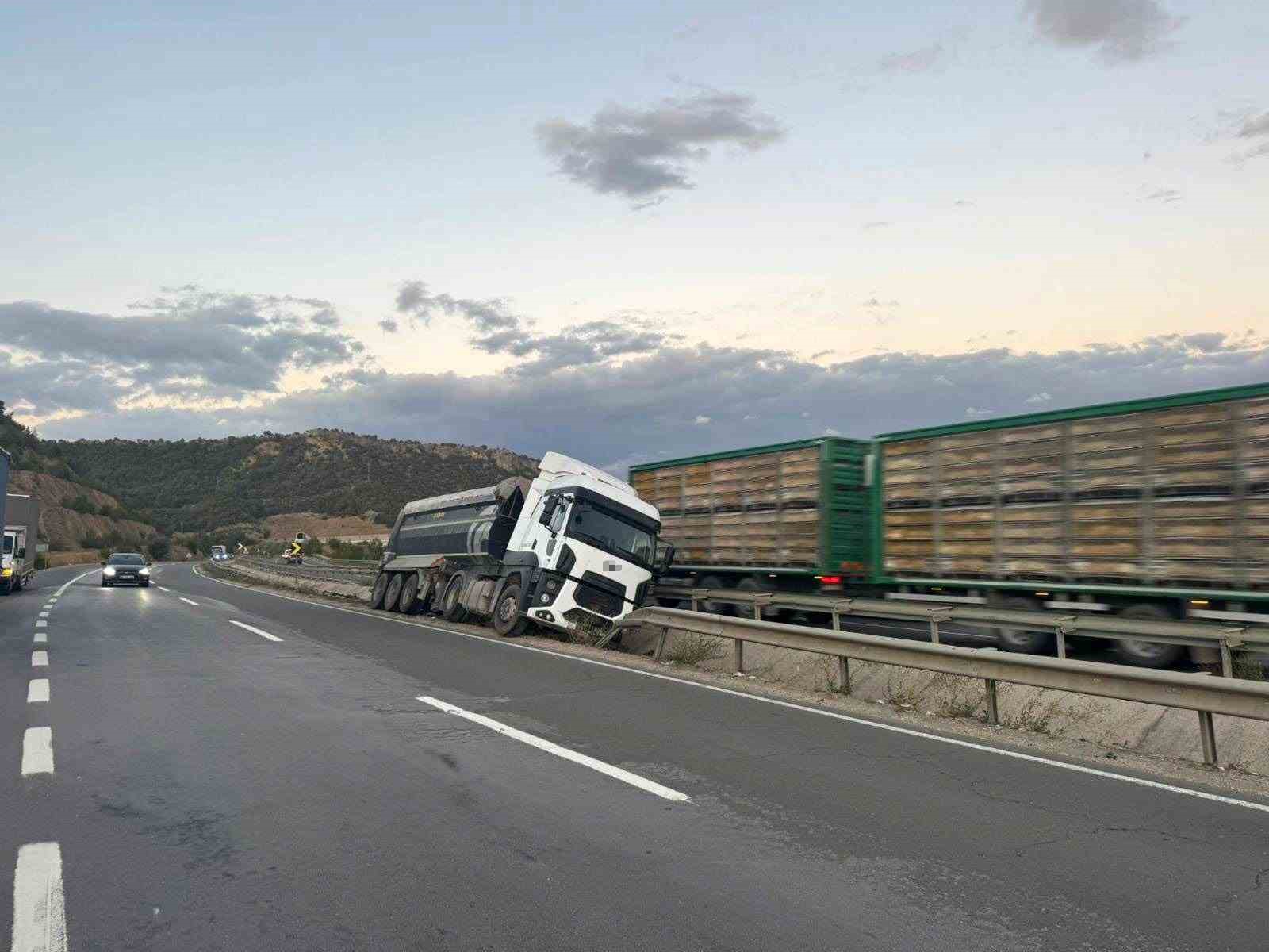 Bilecik’te kontrolden çıkan tır orta refüje çarparken, sürücüsü yaralandı