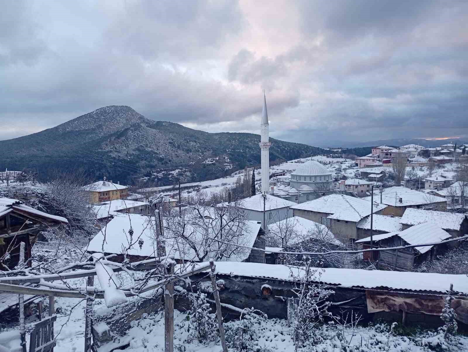Osmaneli’nin yüksek kesimlerine mevsimin ilk karı yağdı