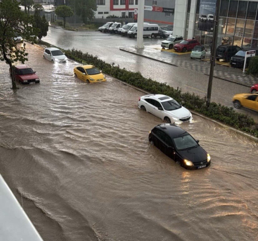 Bozüyük’te sağanak yağış hayatı olumsuz etkiledi