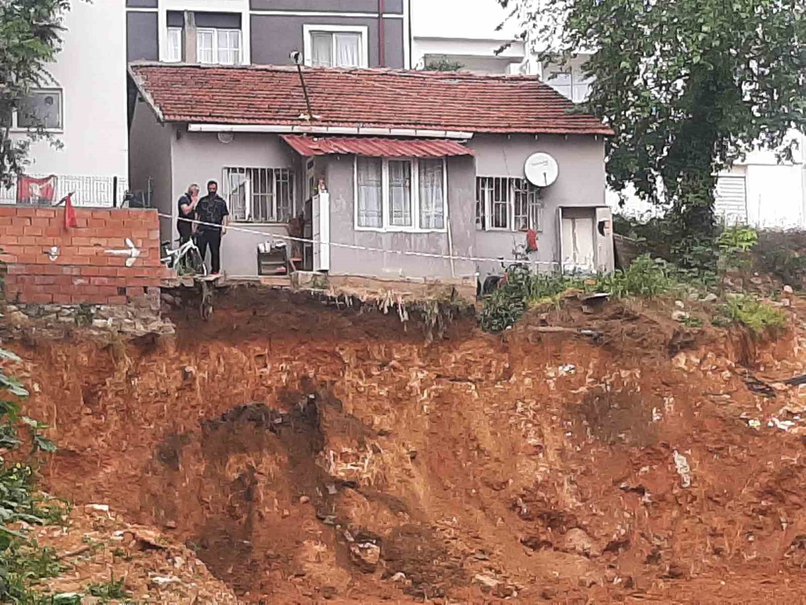 Bilecik’te bir ev toprak kayması ihtimaline karşı tahliye edildi