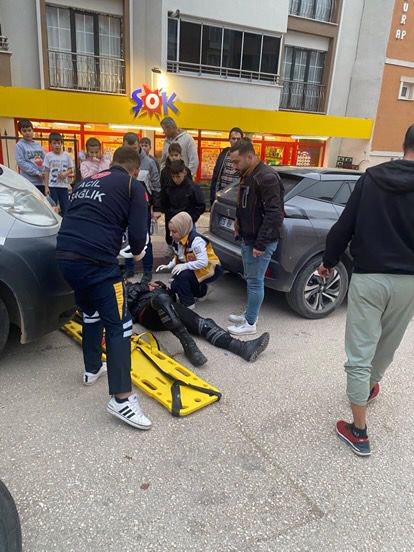 BİLECİK’TE HAFİFİ TİCARİ ARAÇ İLE MOTOSİKLETİN ÇARPIŞMASI SONUCU 1 KİŞİ YARALANDI