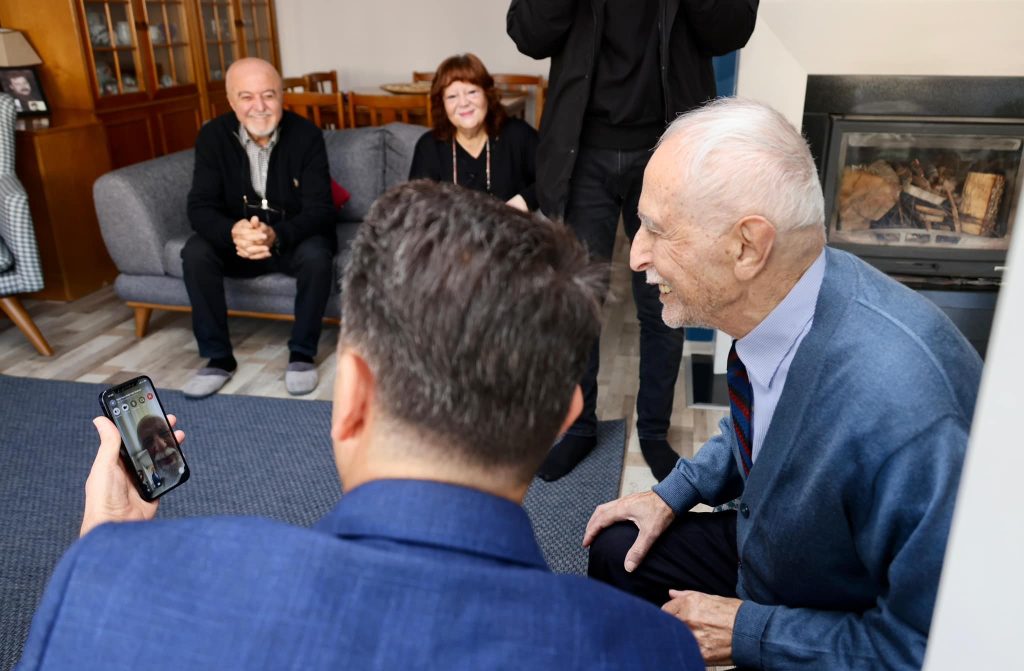 ESKİ BAKAN NABİ AVCI’DAN 88 YAŞINDAKİ OKUL MÜDÜRÜNE ÖĞRETMENLER GÜNÜ SÜRPRİZİ