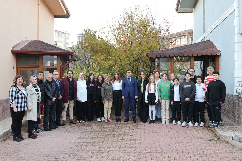 ÖĞRENCİLER 2 YIL ÖNCE VEFAT EDEN ÖĞRETMENLERİNİN EŞİNİ ZİYARET ETTİ