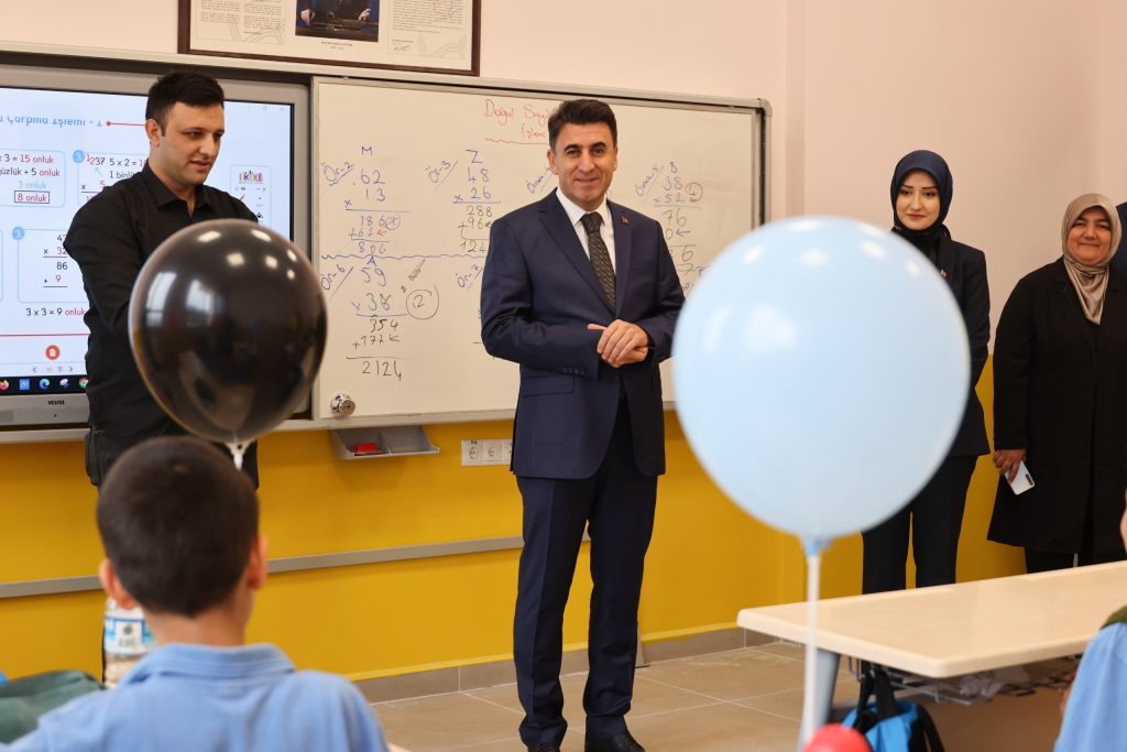 VALİ AYGÖL, İNHİSAR İLÇESİNDE ÖĞRENCİLERE DERS ANLATTI