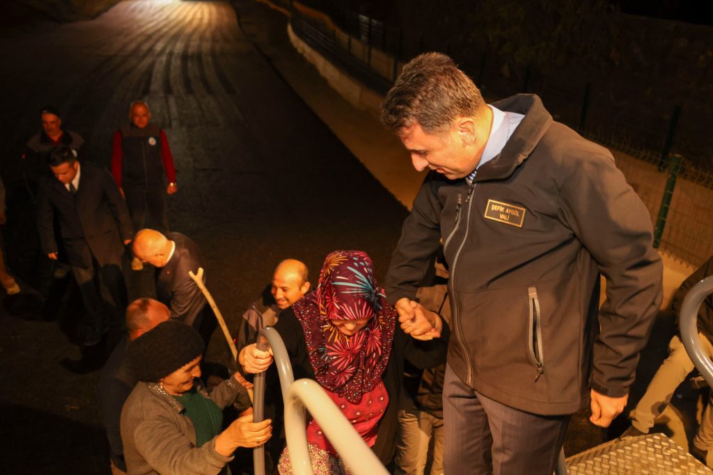 VALİ AYGÖL’DEN GECE ASFALT SERİMİ