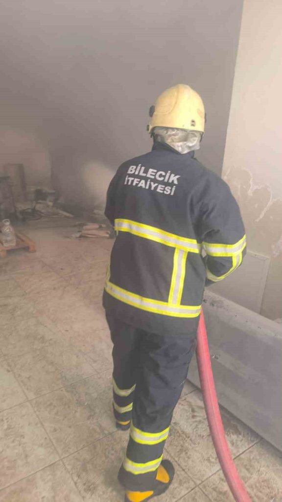 İTFAİYE MERDİVENİ YETİŞMEYİNCE CANLA BAŞLA ELLERİNDEKİ HORTUMLA 14 KAT KOŞTULAR