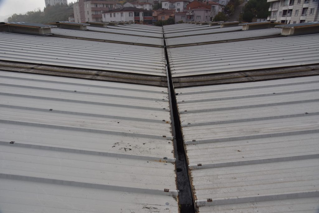 KAPALI PAZAR ÇATISINDA BAKIM VE ONARIM ÇALIŞMASI YAPILDI