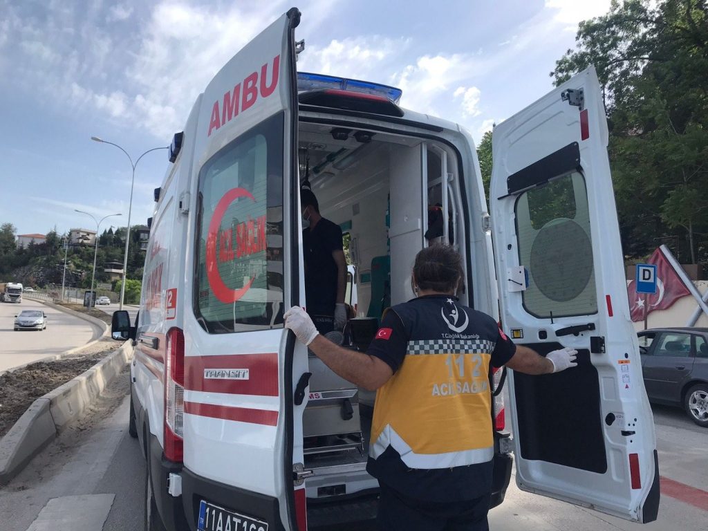 BİLECİK’TE OTOMOBİL İLE MOTOSİKLET ÇARPIŞTI: 1 YARALI