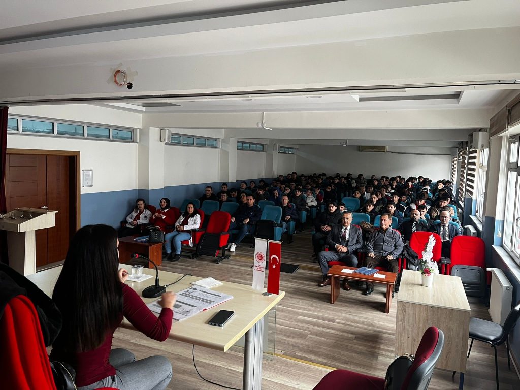 BOZÜYÜK’TE LİSE ÖĞRENCİLERİNE GİRİŞİMCİLİK EĞİTİMİ VERİLDİ