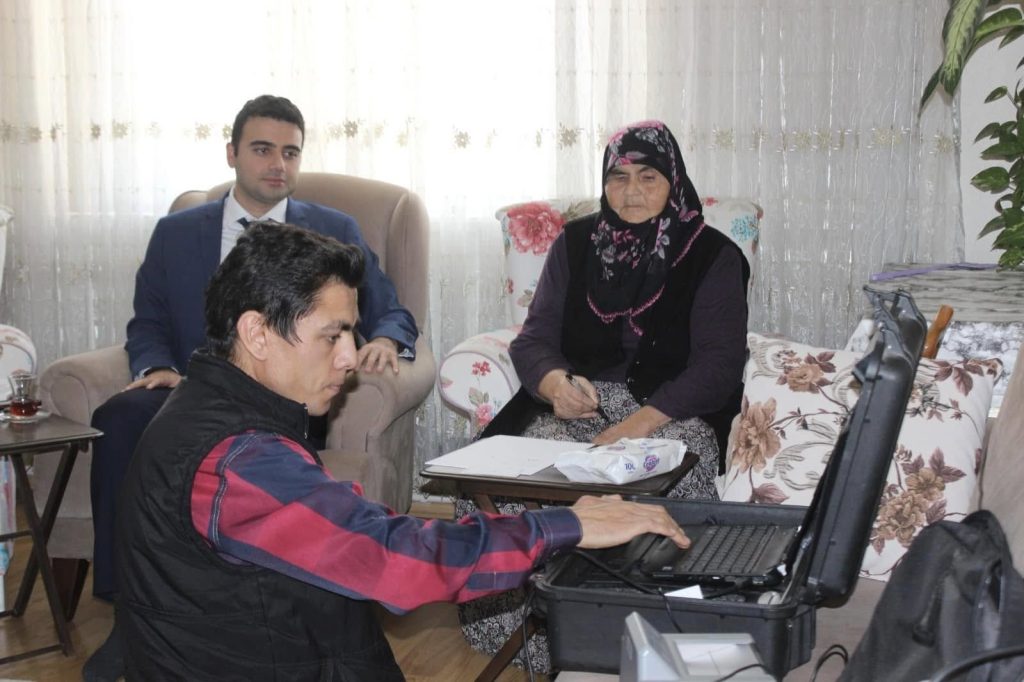 YÜZLERCE VATANDAŞIN KİMLİKLERİ ADRESLERİNDE TESLİM EDİLDİ