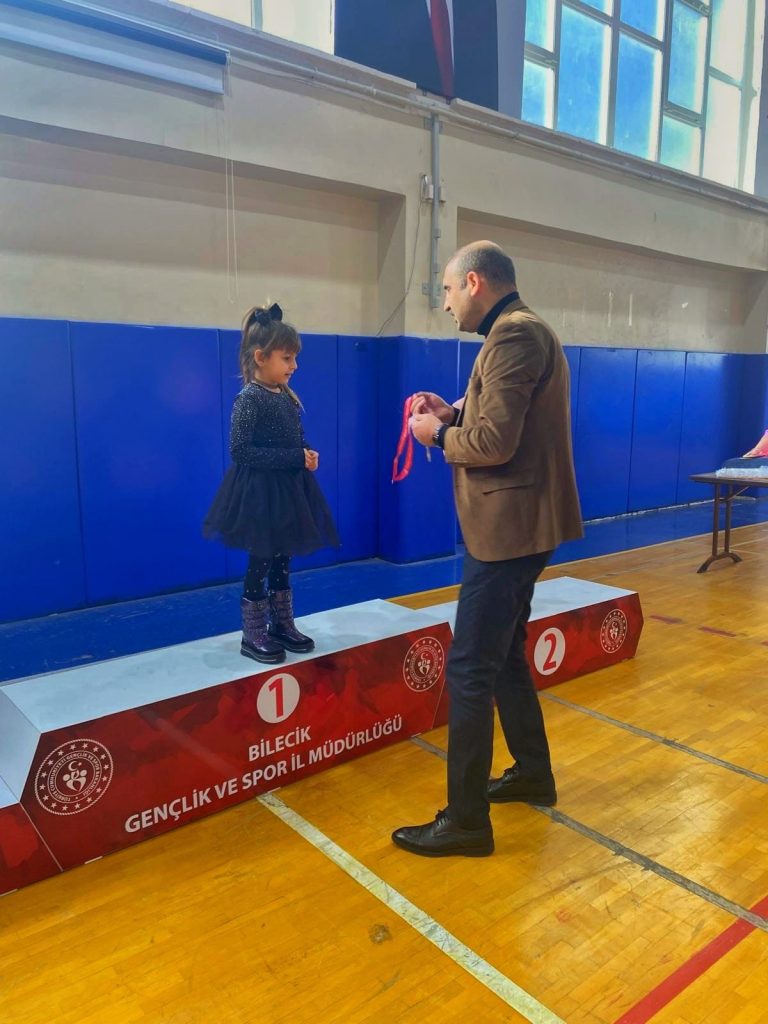 SATRANÇ TURNUVASINDA DERECEYE GİREN MİNİKLER ÖDÜLLERİ ALDI