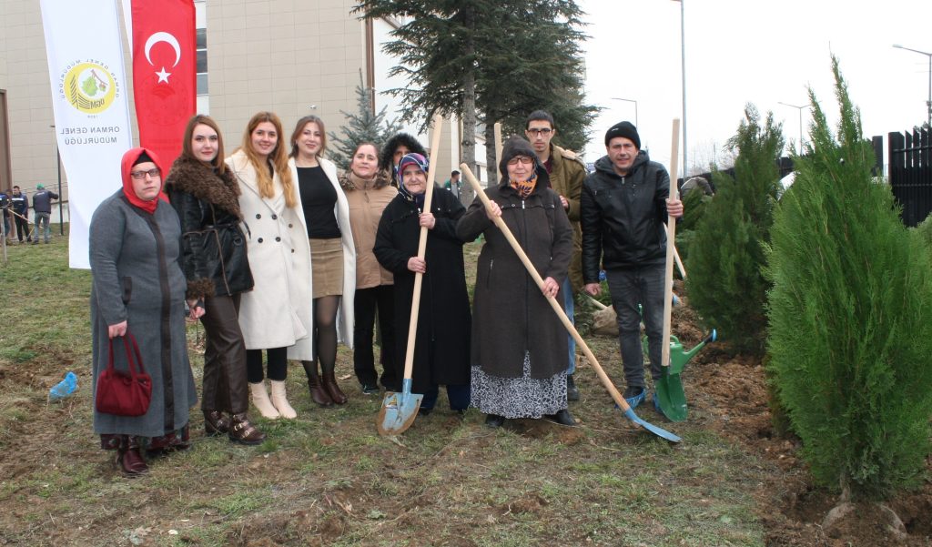 BOZÜYÜK’TE DANIŞANLAR FİDAN DİKTİ