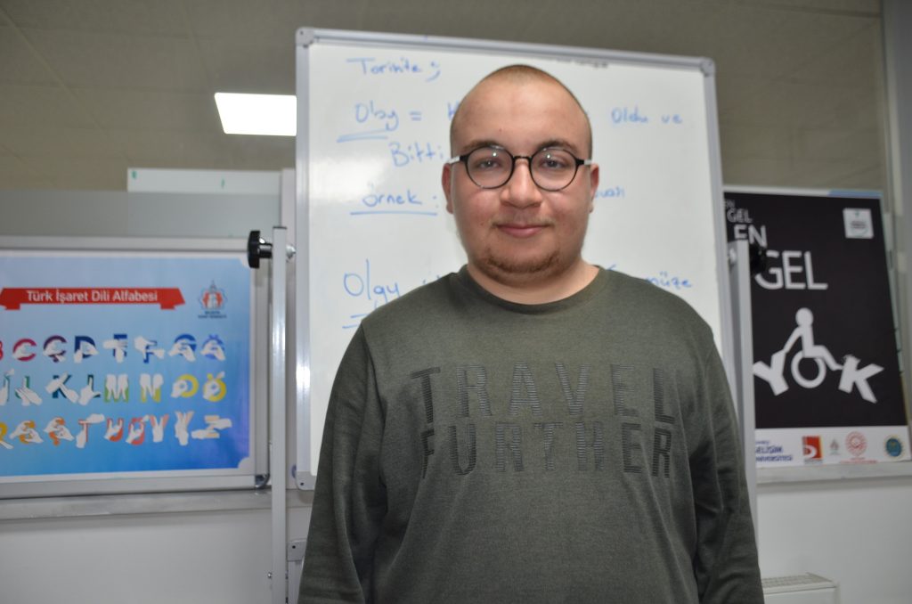 ENGELLİ MUHAMMED EMİR’İN TEK HAYALİ MEMUR OLUP MAAŞ ALMAK