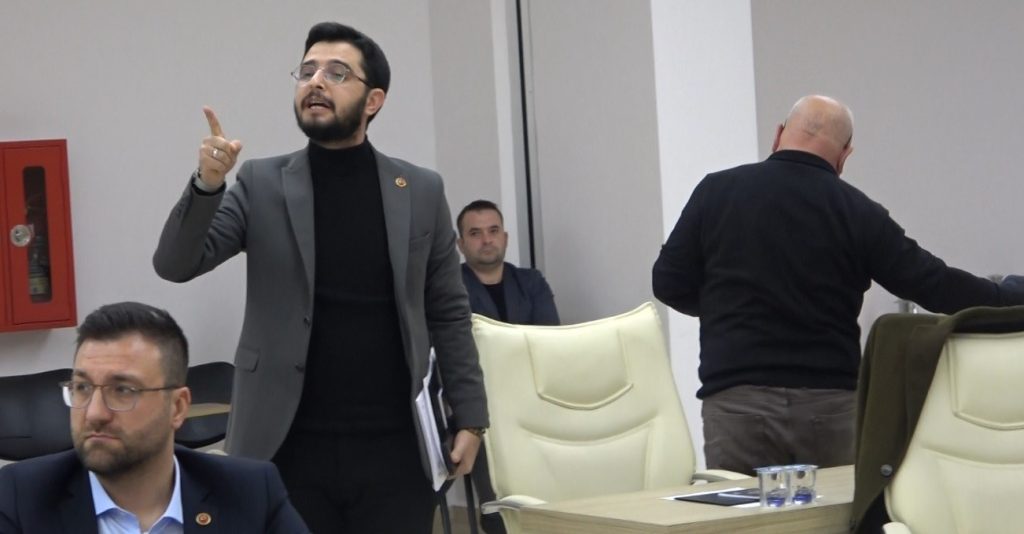AK PARTİLİ BELEDİYE MECLİS ÜYELERİ CHP’Lİ BAŞKANIN SÖZ VERMEMESİNE KIZARAK MECLİSİ TERK ETTİ