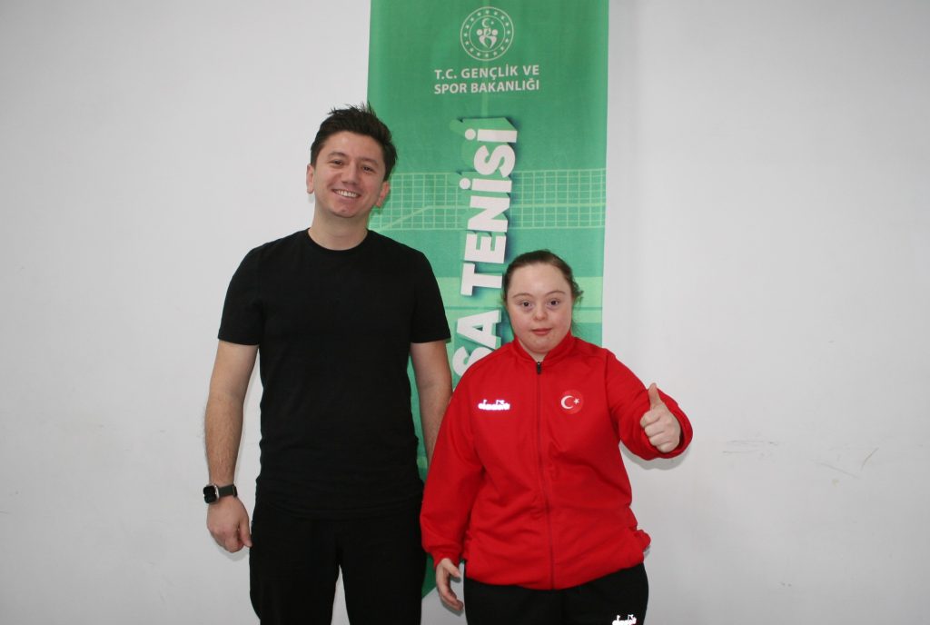DOWN SENDROMLU ZEYNEP MASA TENİSİNDE MİLLİ TAKIMA GİRMEYİ HAYAL EDİYOR