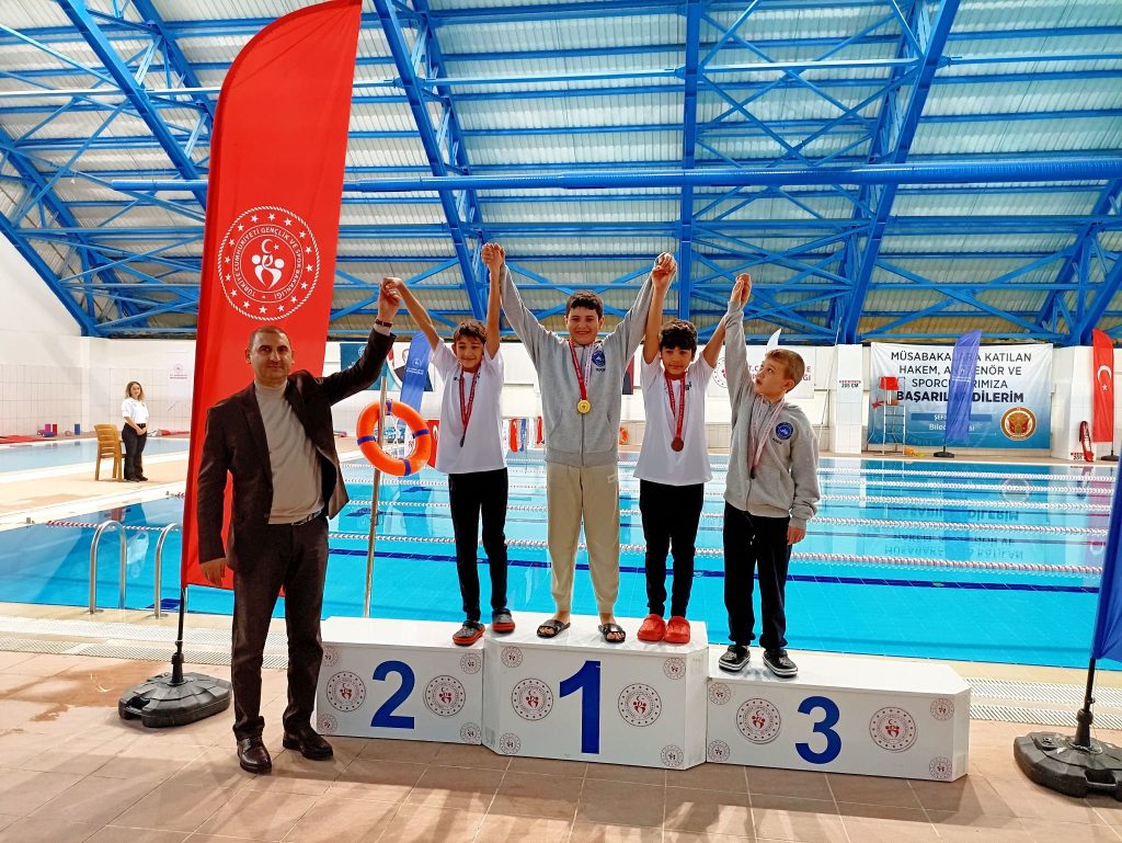 YÜZME SPORU MÜSABAKALARINDA ÖĞRENCİLERDEN BÜYÜK BAŞARI