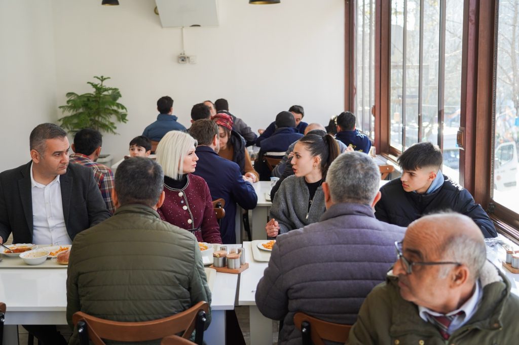 KENT LOKANTASINDA VATANDAŞLARLA BİRLİKTE YEMEK YEDİ