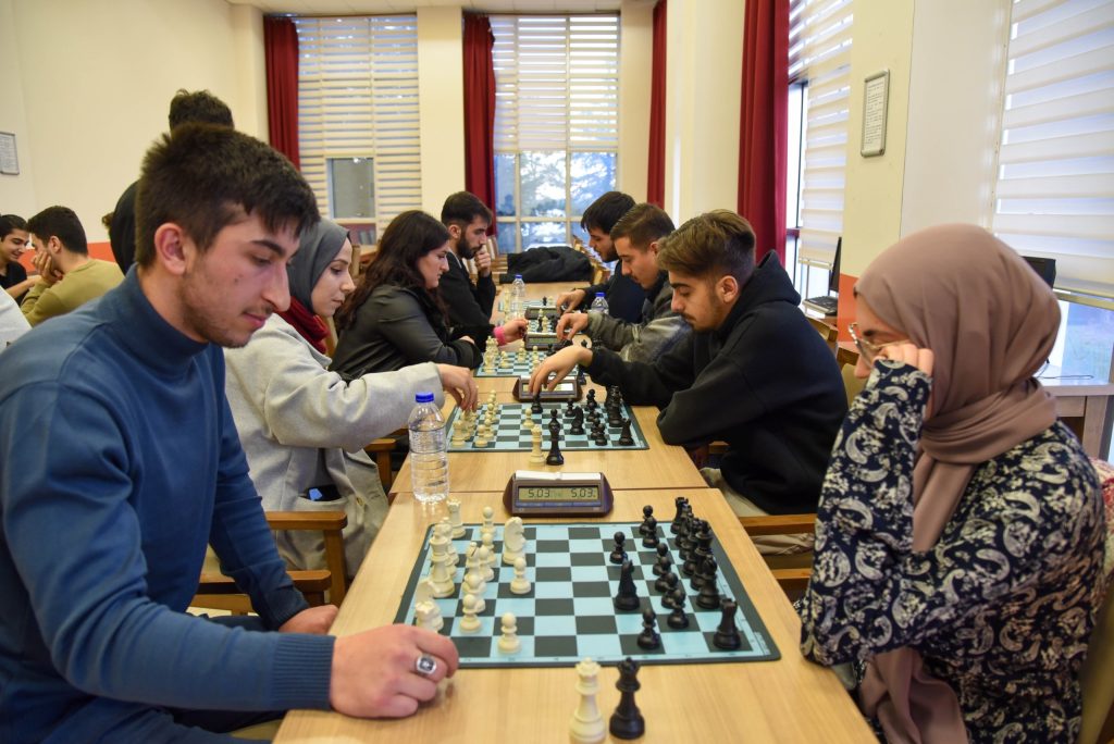 BŞEÜ’DE SATRANÇ TURNUVASI DÜZENLENDİ