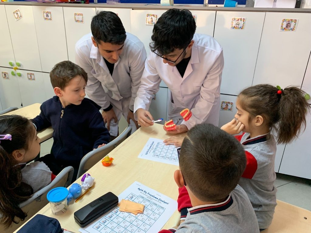 MİNİK ÖĞRENCİLERİNE AĞIZ VE DİŞ SAĞLIĞI EĞİTİMİ VERİLDİ