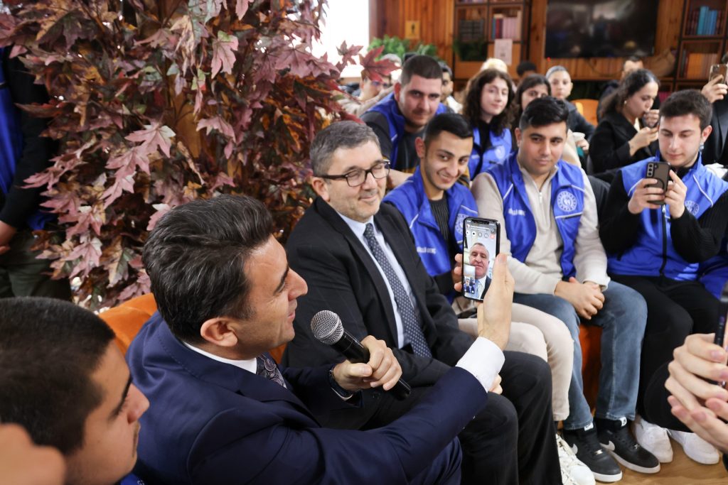 GENÇLİK VE SPOR BAKANI OSMAN AŞKIN BAK, GENÇLERE SÖZ VERDİ