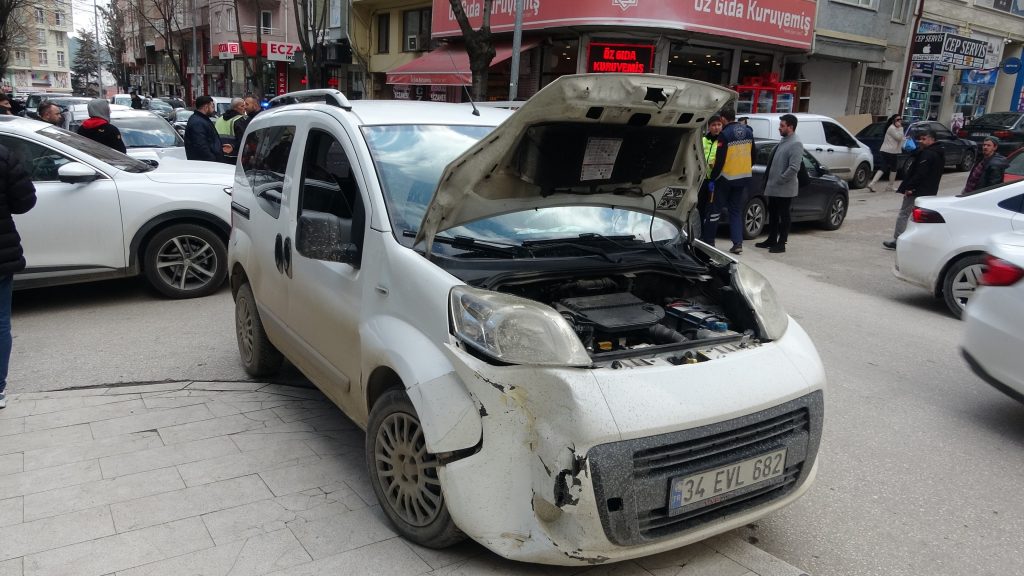 HAFİF TİCARİ ARAÇ İLE OTOMOBİL ÇARPIŞMASI SONUCU 1 KİŞİ YARALANDI