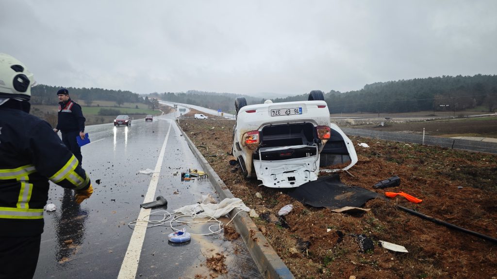 BİLECİK’TE KONTROLDEN ÇIKAN ARAÇ TAKLA ATARAK DURABİLİRKEN, SÜRÜCÜSÜ YARALANDI