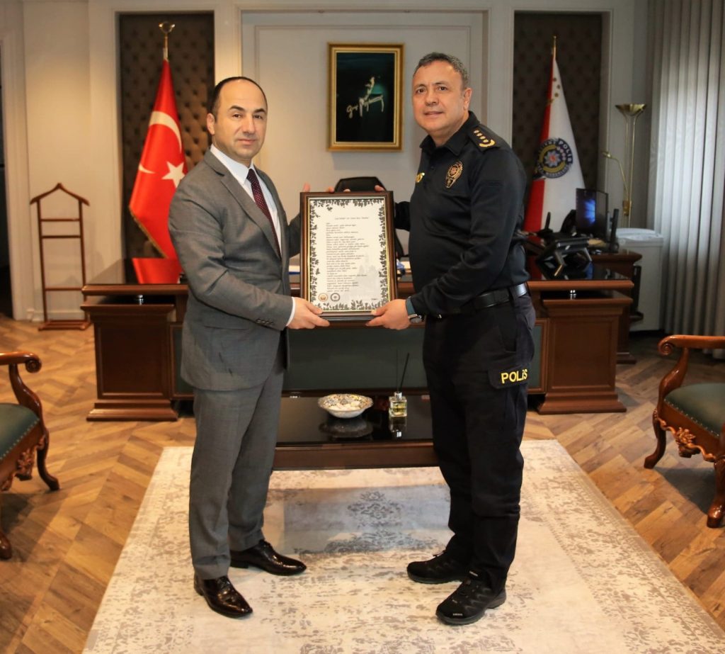 İKİ MÜDÜR BİR ARAYA GELEREK DOSTLUKLARINI PEKİŞTİRDİ