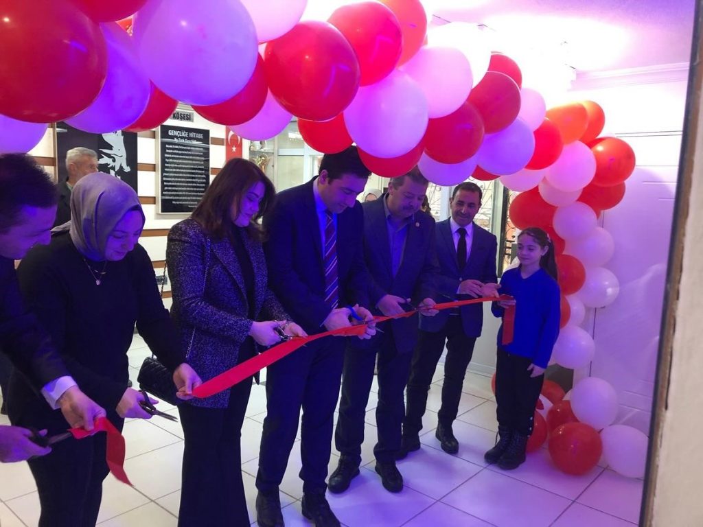 KÜTÜPHANE AÇILIŞI MİNİK ÖĞRENCİLERDEN YOĞUN İLGİ GÖRDÜ