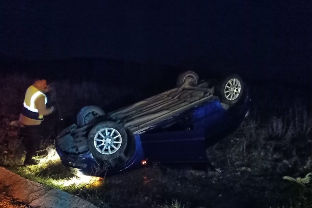 BİLECİK’TE TAKLA ATAN OTOMOBİLİN SÜRÜCÜSÜ YARALANDI