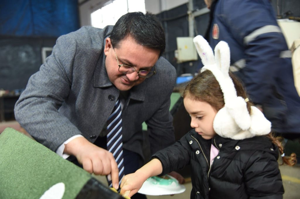 ÇOCUKLAR YENİ BARINAK İÇİN YAPILAN KULÜBELERİ BOYADI