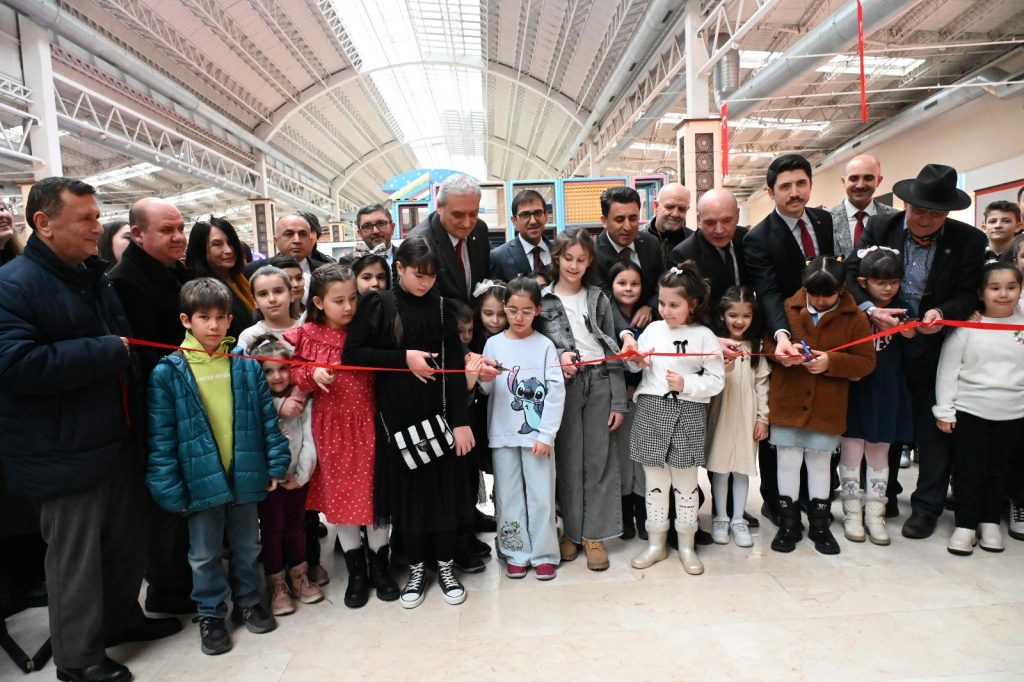 VALİ AYGÖL BOZÜYÜK’TE RESİM SERGİSİ AÇILIŞINA KATILDI