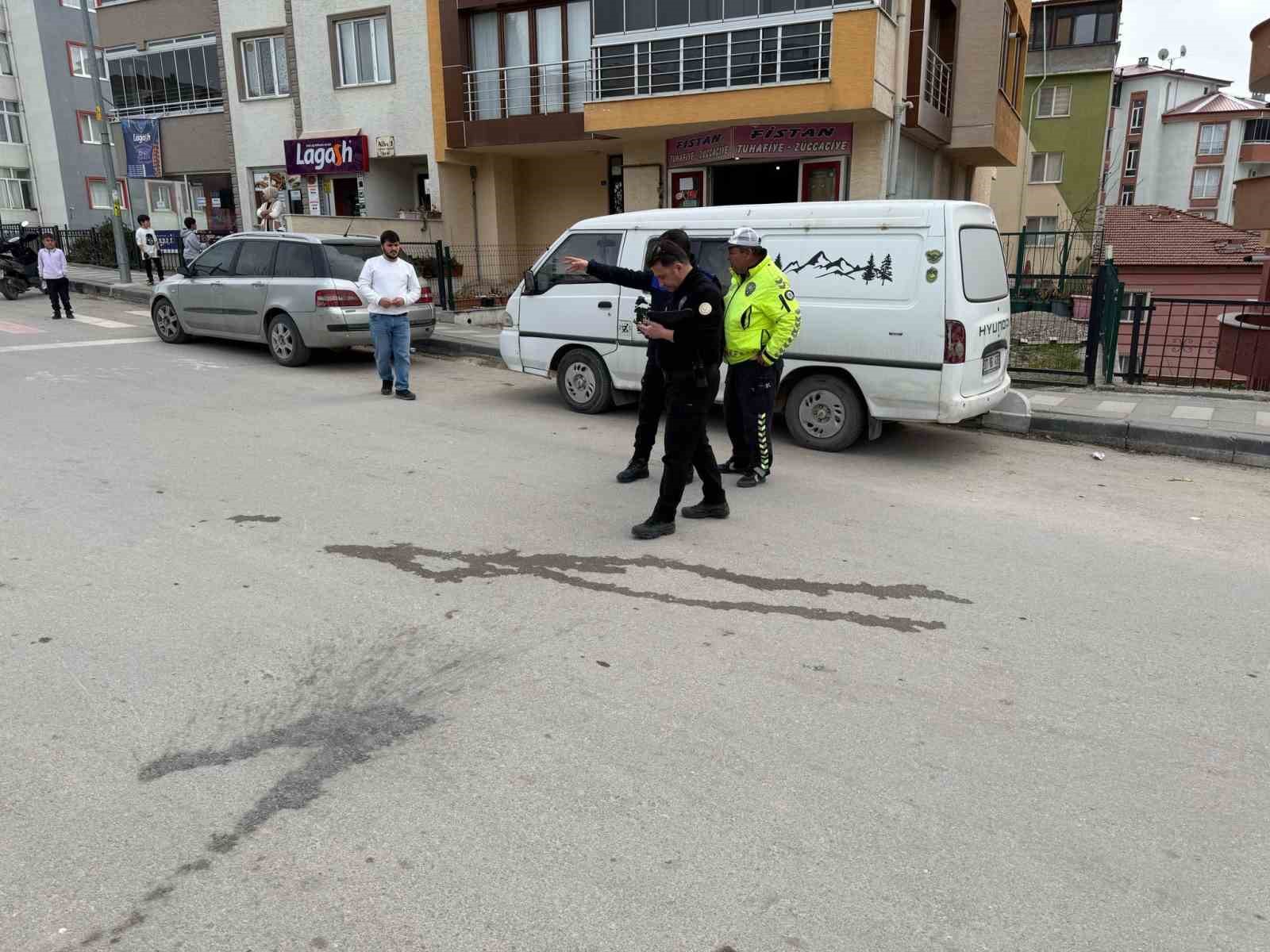 9 yaşındaki çocuğa okulun önünde otomobil çarptı