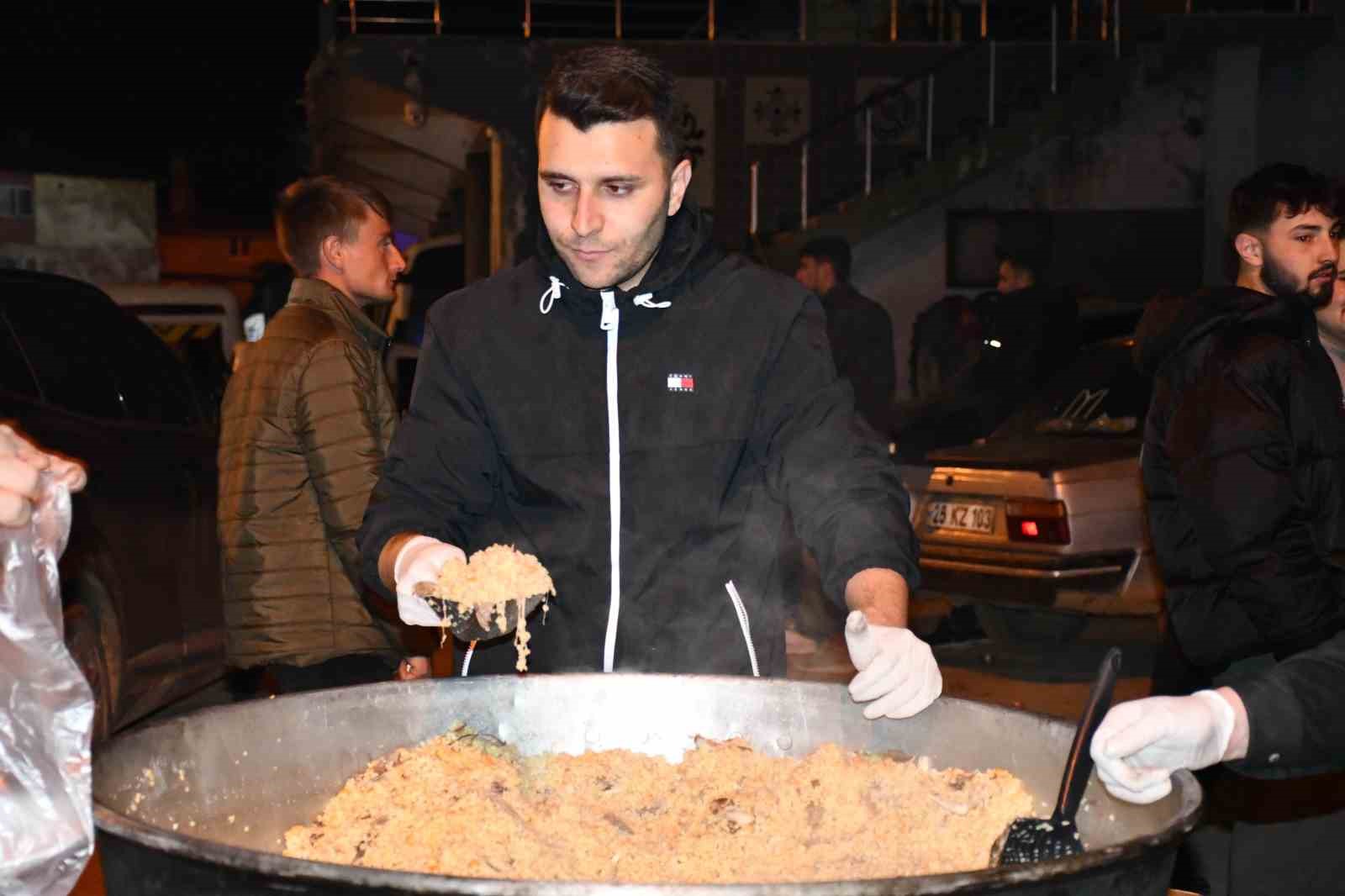 Osmanlı devletinin kurulduğu topraklar olan Söğütte 700 yıllık ’Kadir Pilavı’ geleneği yaşatıldı