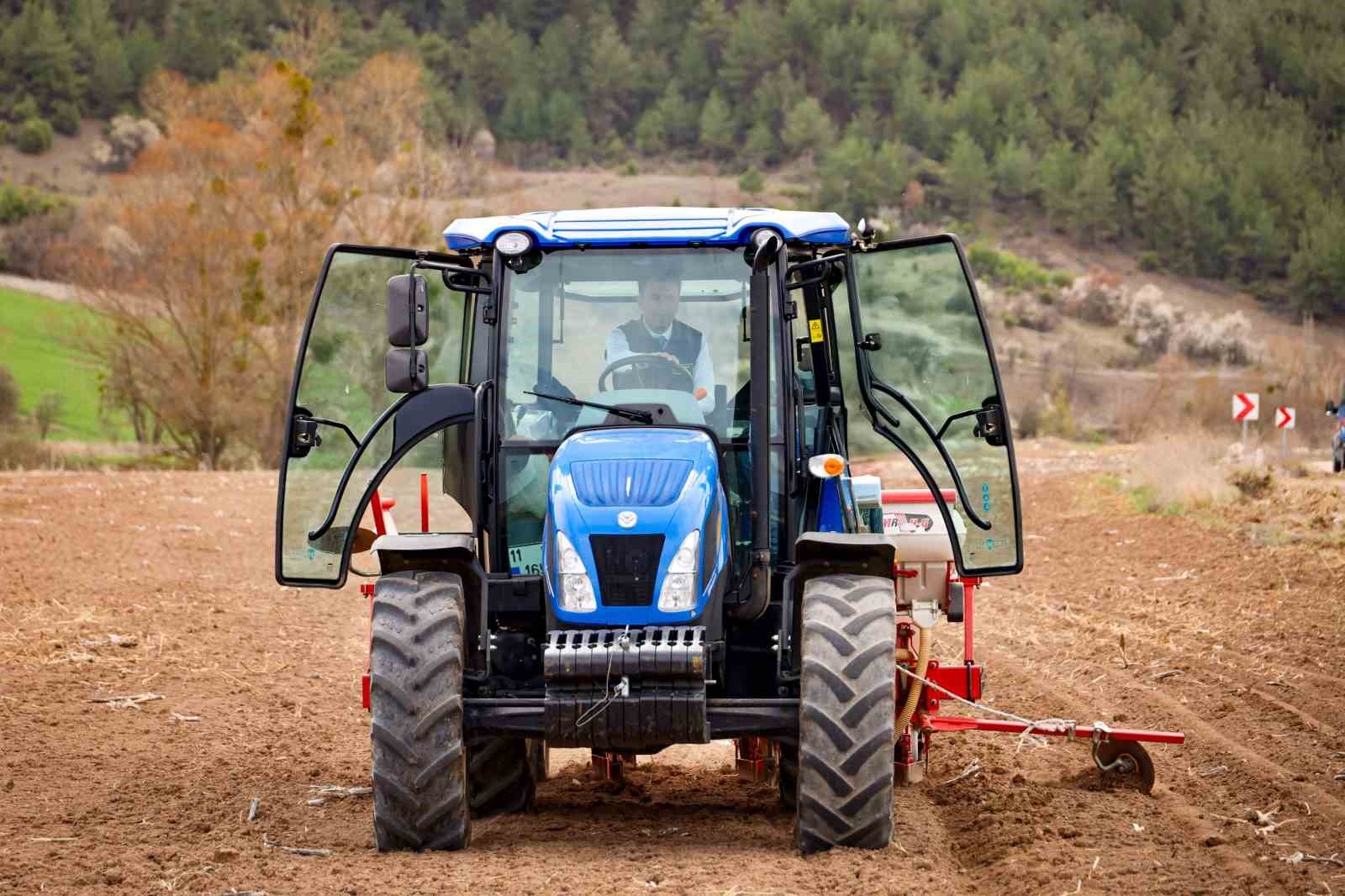 Vali traktörün direksiyonuna geçti, yağlık ayçiçeği ekimi yaptı