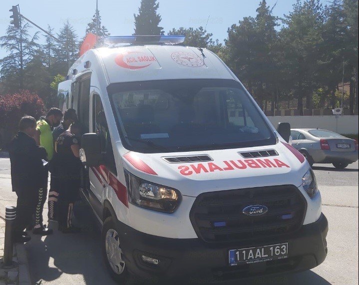 İşçi servisten inen kişiye motosiklet çarptı