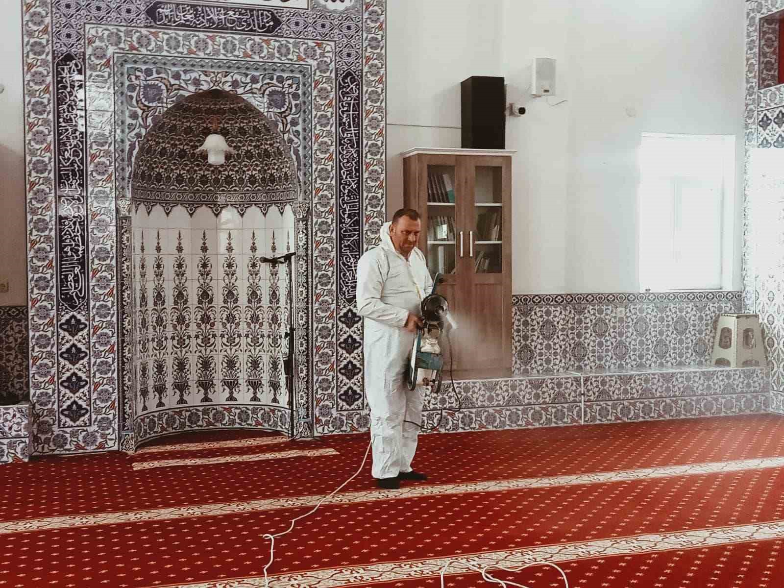 Ramazan ayı boyunca camilerde hijyen çalışmaları devam ediyor