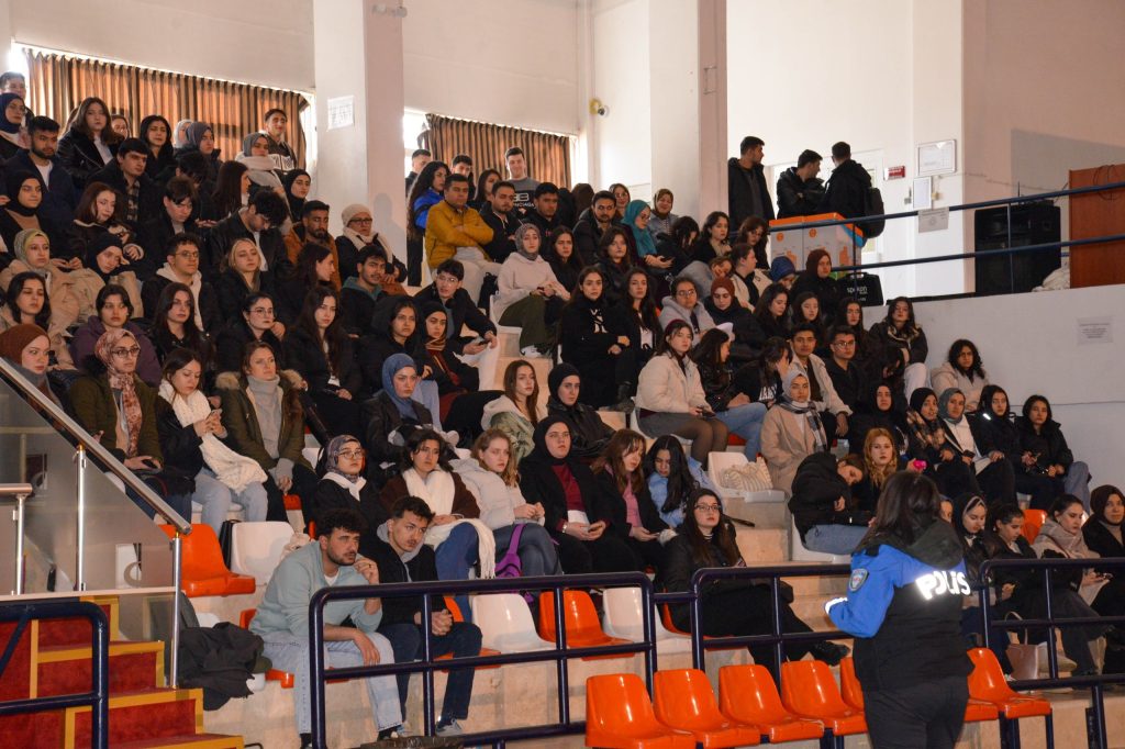 ÜNİVERSİTELİ ÖĞRENCİLERE ‘BAĞIMLI OLMA, GELECEĞE UMUT OL’ EĞİTİMİ VERİLDİ