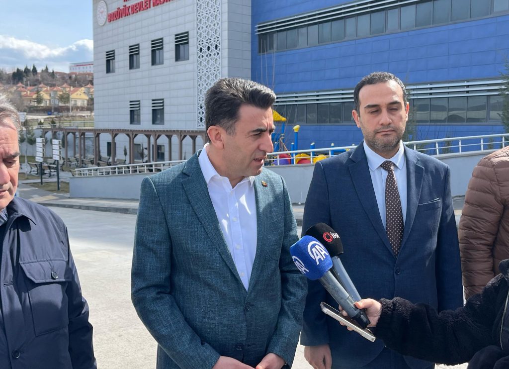 TIR YOLCU OTOBÜSÜNE ARKADAN ÇARPTI: 11 YARALI