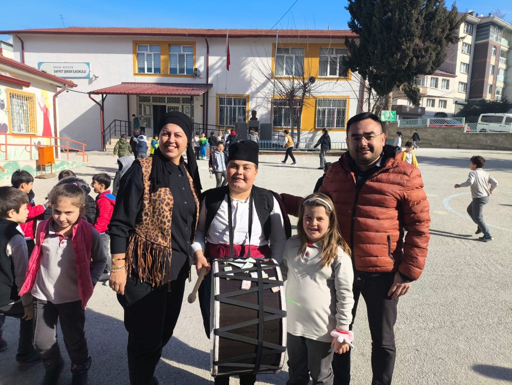 İLKOKUL ÖĞRENCİSİ OKULDA DAVUL ÇALDI, MANİLER SÖYLEDİ