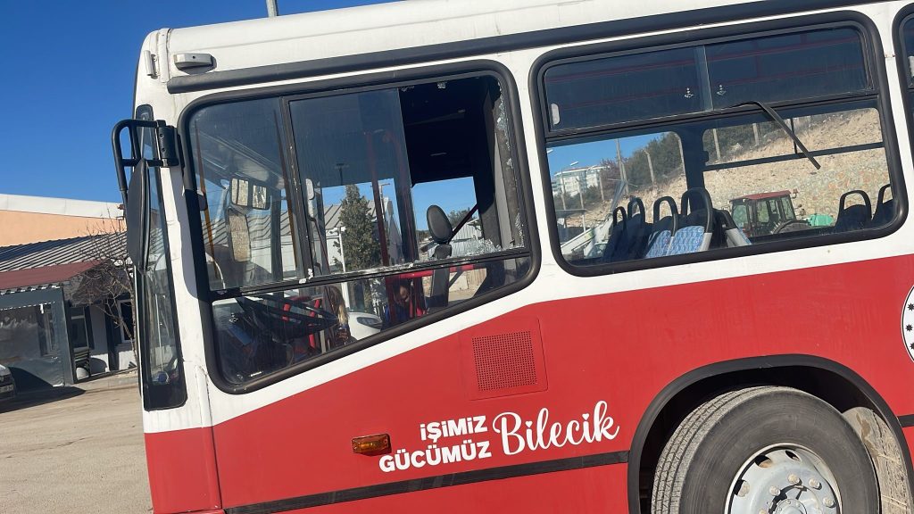 KONTAK KAPATAN MİNİBÜSÇÜLER BELEDİYENİN OTOBÜSÜNÜ TAŞLADI