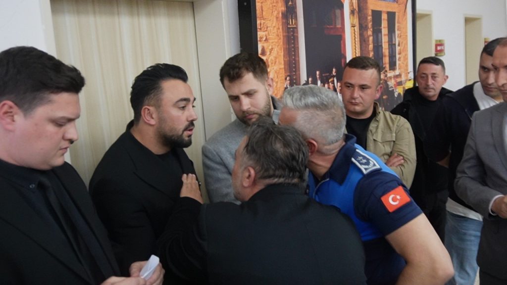 MİNİBÜSÇÜLER BELEDİYE MECLİSİNİ BASTI, ORTALIK GERİLDİ