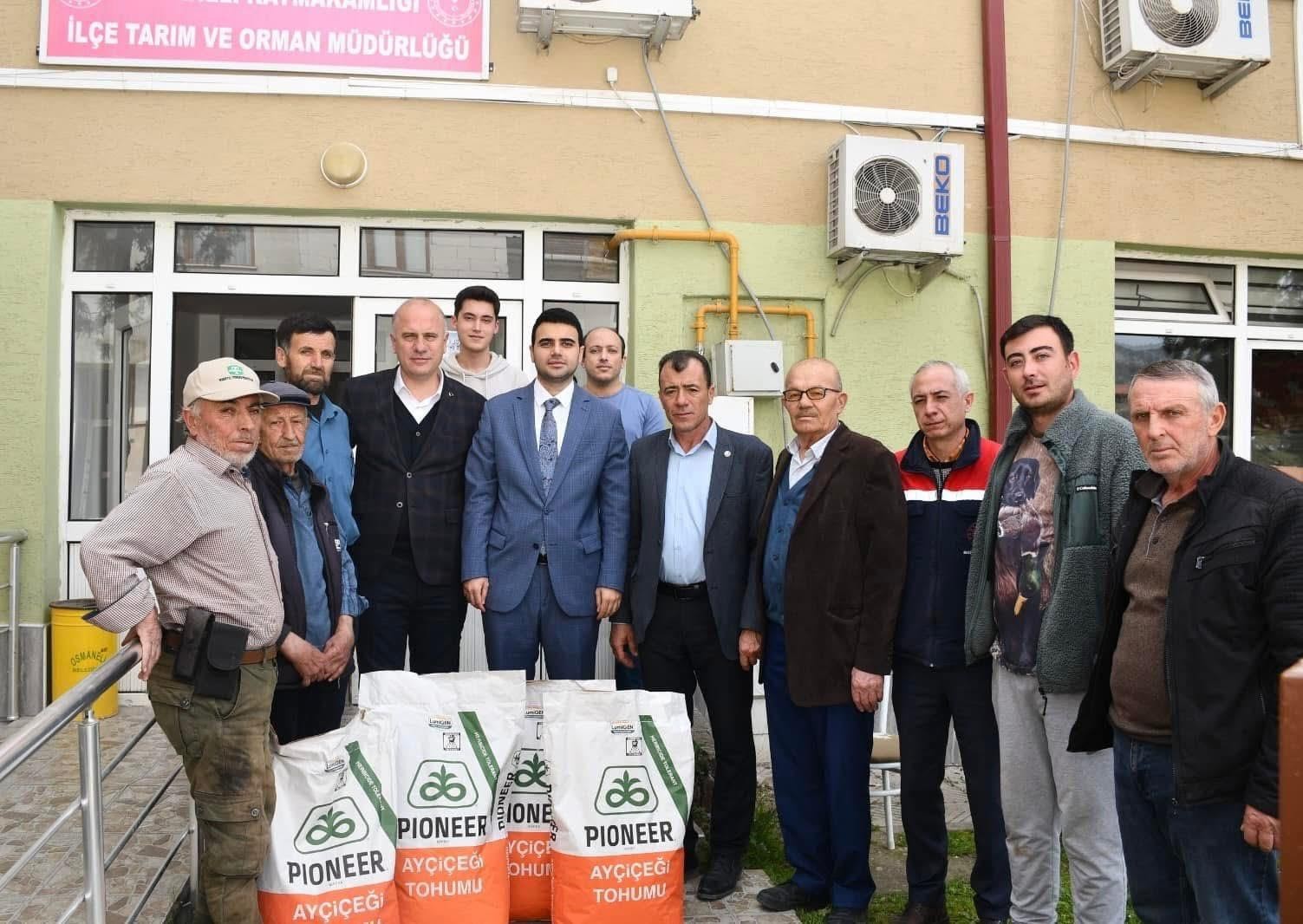 Çiftçilere ayçiçeği tohumu desteği ile bereketli topraklara katkı