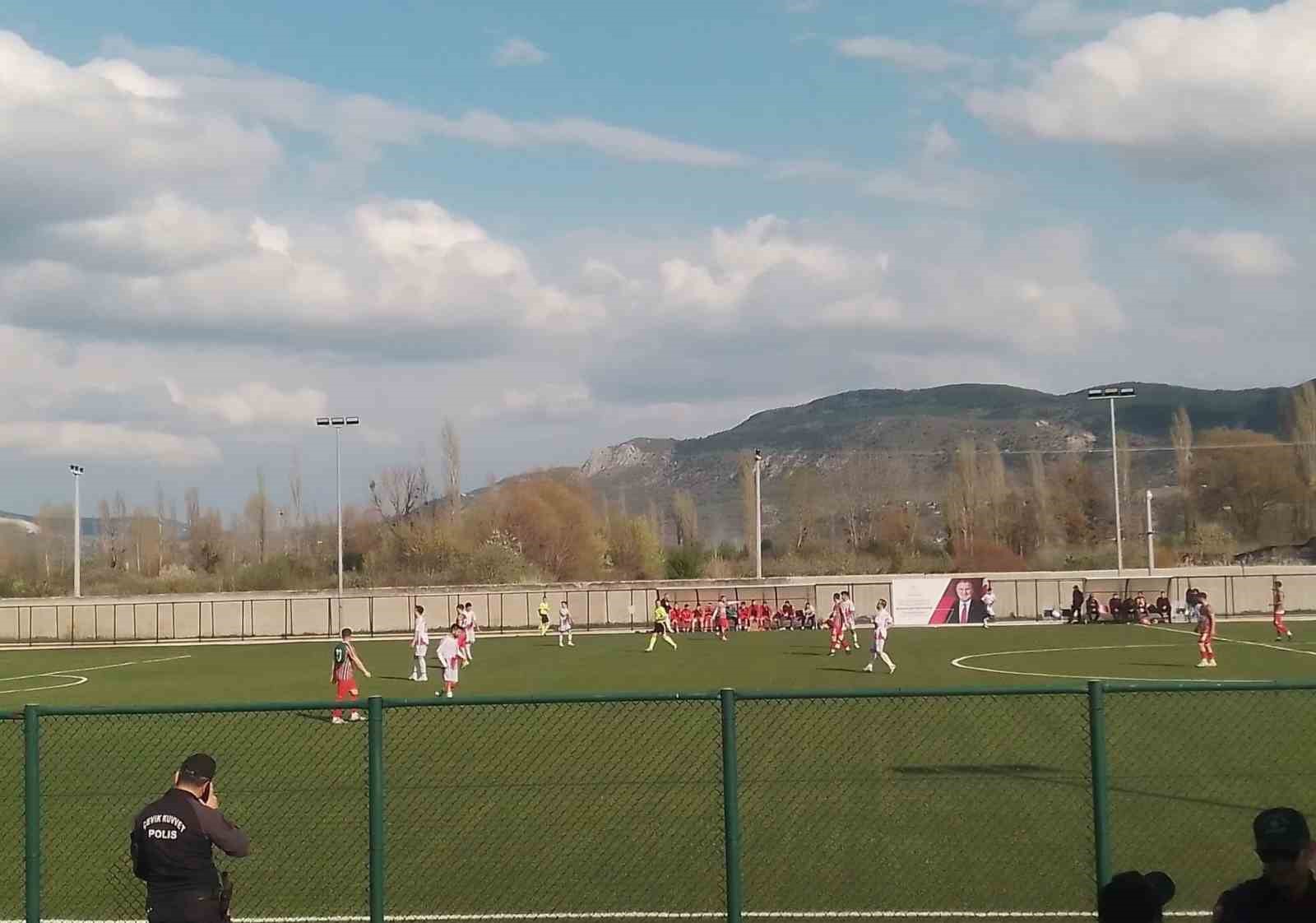 Bilecik’te hakeme kızıp, sahadan çekildiler