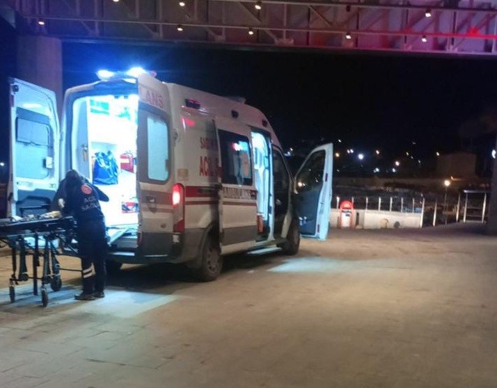 Tartıştığı kocasının boğazına bıçak sapladı