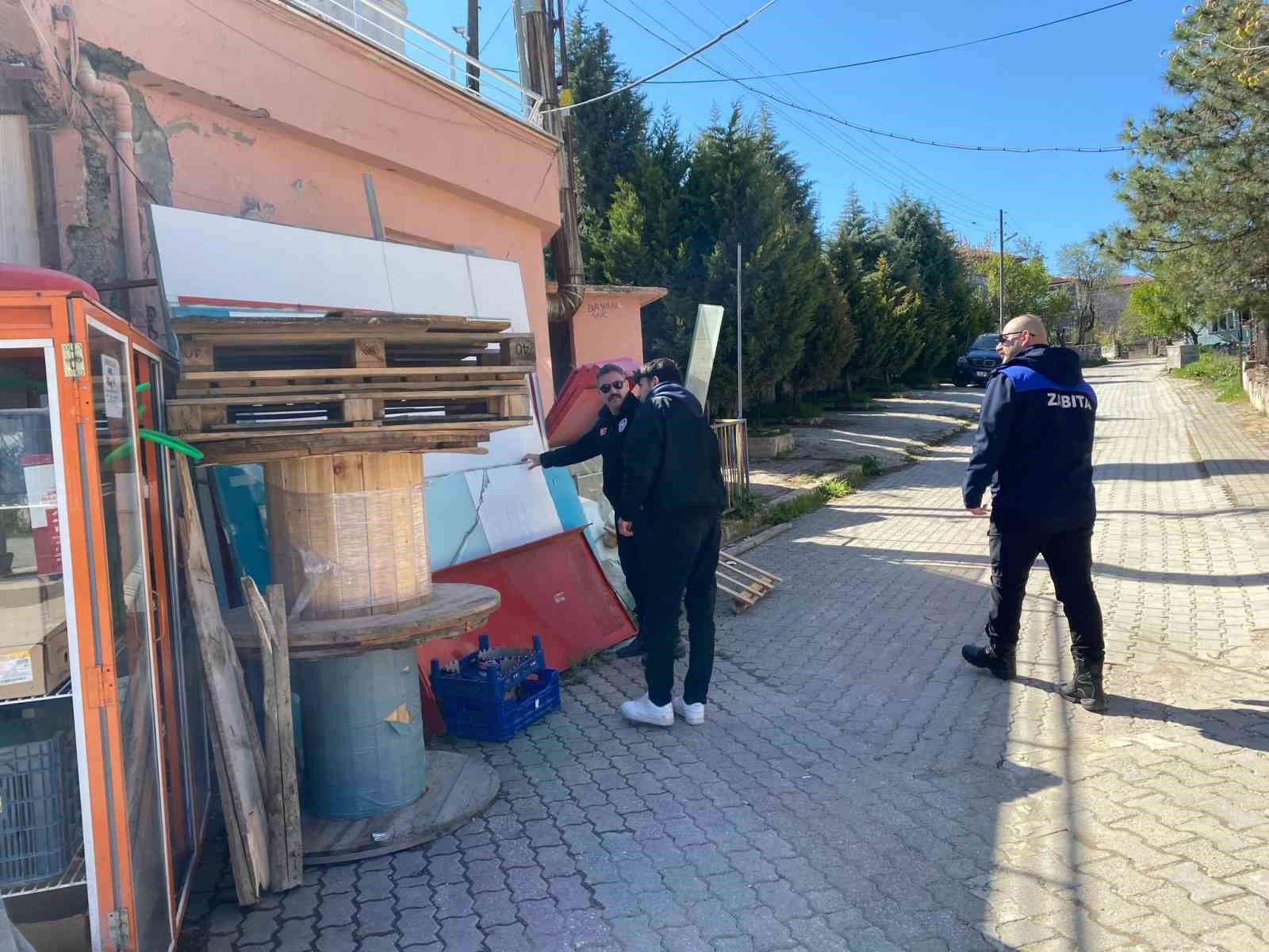 Zabıta Müdürlüğü ekipleri kaldırım işgali yapan esnafı uyardı