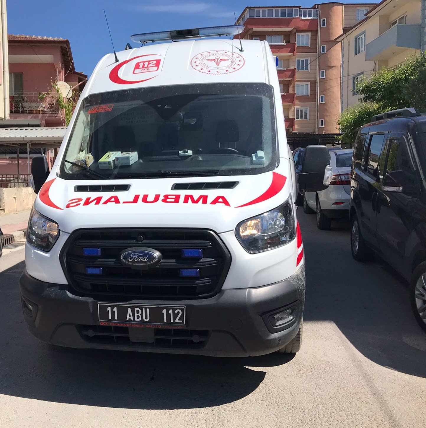 Otomobil yayanın ayağının üzerinden geçti