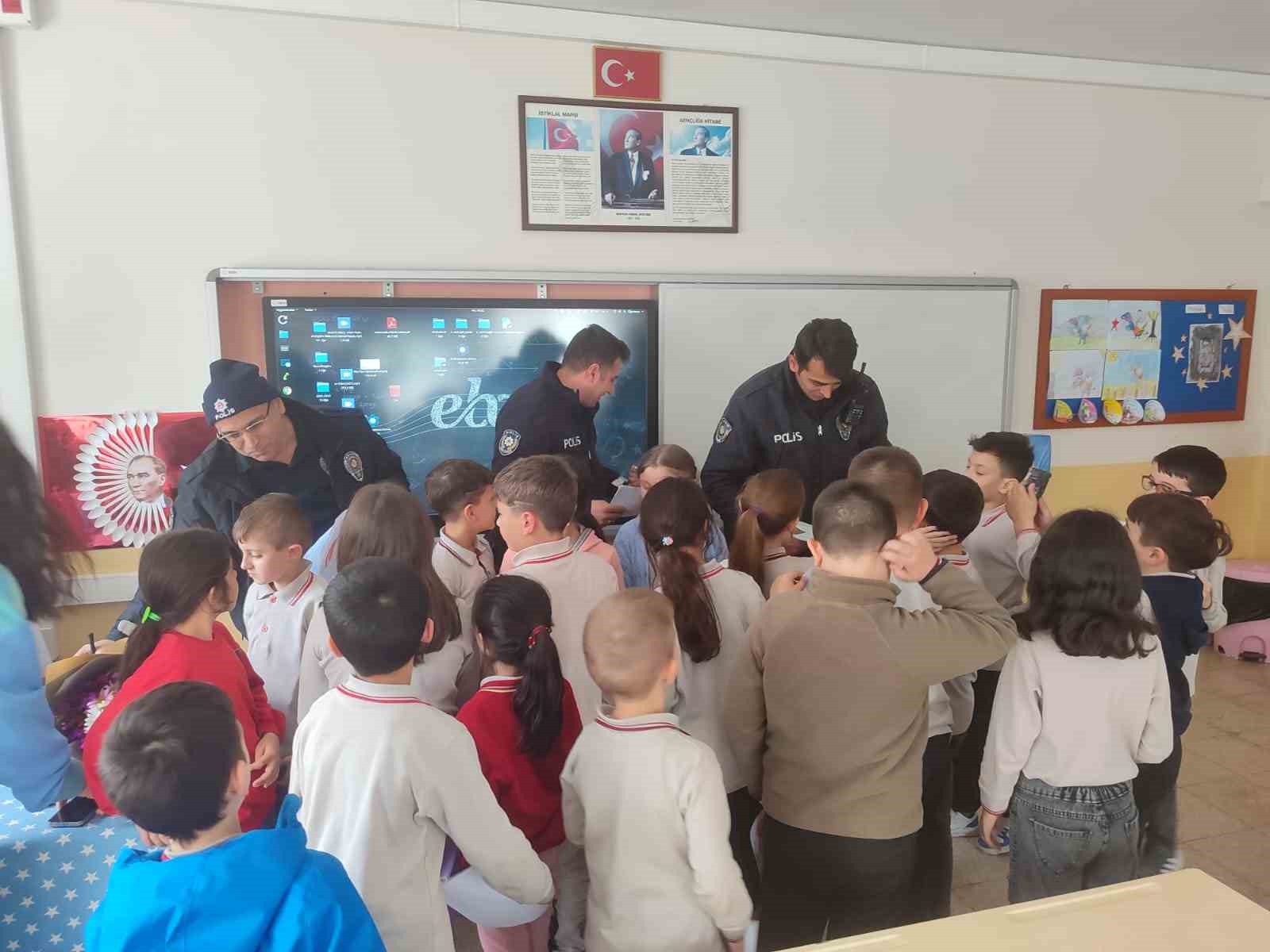 İhbar üzerine okula giden polisler öğrencilerin sürprizle karşılaştılar