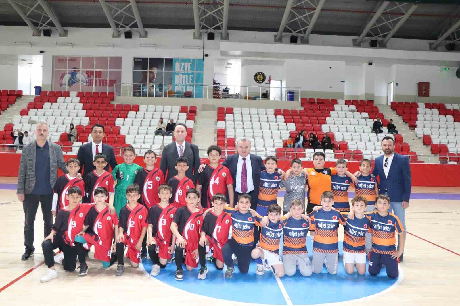 Bozüyük’te 23 Nisan Futsal Turnuvası yarı final heyecanı